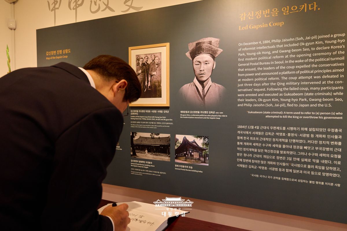 서재필 박사님의 숭고한 헌신을 기억하며 2025.08.27 서재필 박사님의 숭고한 헌신을 기억하며 썸네일 서재필 박사는 우리나라 최초의 민간 신문 '독립신문'을 창간하고, 독립협회 조직과 독립문 건립 등 다양한 애국계몽운동을 전개한 분입니다. 외세와 수구세력의 탄압으로 미국으로 추방된 이후에도 3·1운동 소식이 전해지자 의사로서의 삶을 접고 조국의 독립을 위해 다시 국제무대의 외교 현장에 뛰어들었습니다. 이번 미국 방문에서 서재필 박사의 헌신과 자주독립 정신이 살아 숨 쉬는 서재필 기념관을 찾게 되어 매우 뜻깊게 생각합니다. 앞으로도 이 기념관이 미래세대에게 대한민국 독립의 역사를 전하고, 지역사회와 미주 한인사회의 발전에도 큰 역할을 할 수 있길 기대합니다.